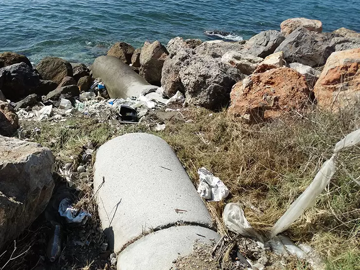 Acumulación de plásticos de origen agrícola en las playas de Almería