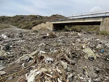 Acumulación de plásticos de origen agrícola en las ramblas de Almería
