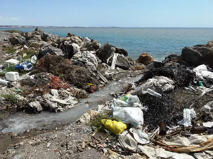 Acumulación de plásticos de origen agrícola en las playas de Almería