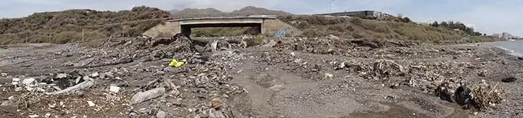 Acumulación de plásticos de origen agrícola en las ramblas de Almería