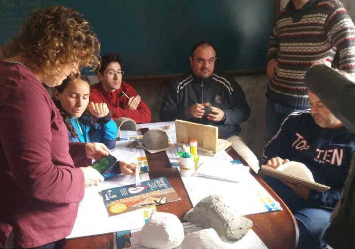 Participantes en el taller de nidos artificiales del proyecto echa volar roquetas