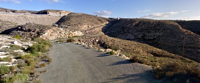 El inicio de camino viejo de Almería se encuentra asfaltado
